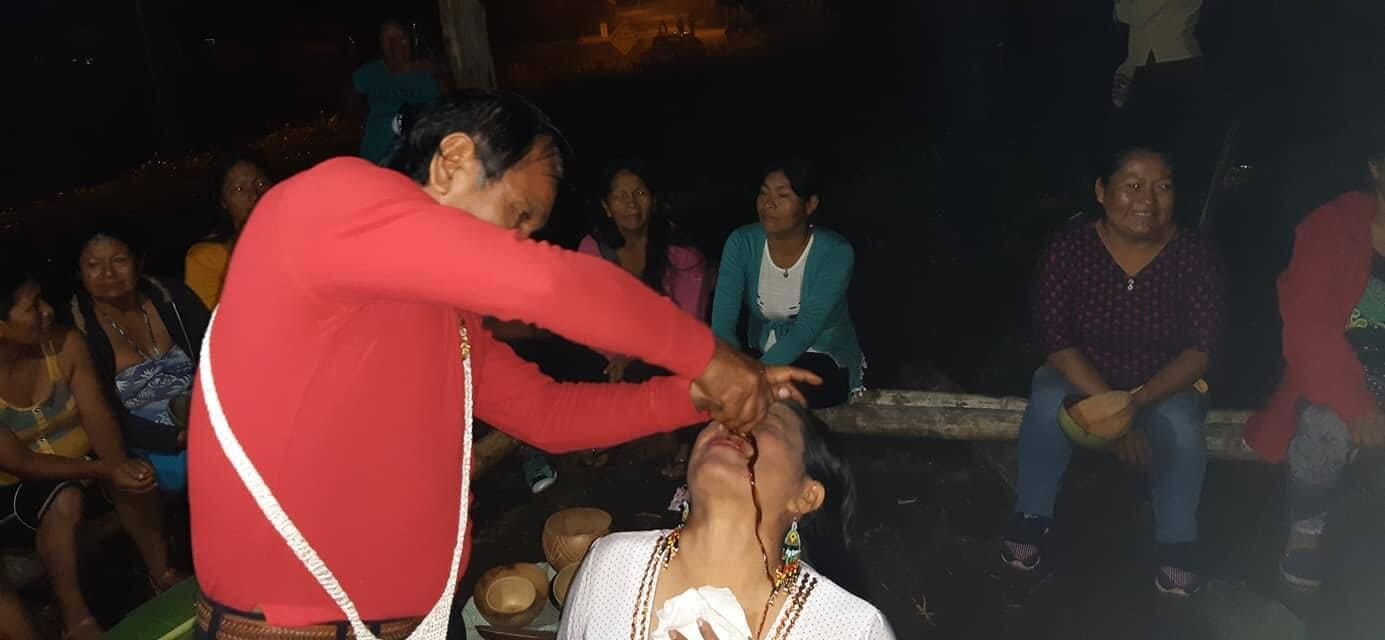 mapachop juice bein aplied to nostril by kichwa people in ecuador they call it singalina